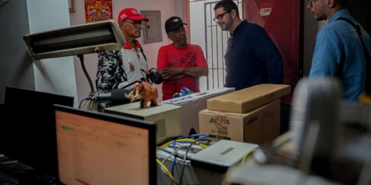Continua la ruta de la comunicación popular con entrega de equipos técnicos a radios comunitarias de Caracas