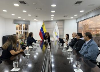 Defensoría y FAPUV trazan ruta de trabajo por derechos de profesores universitarios