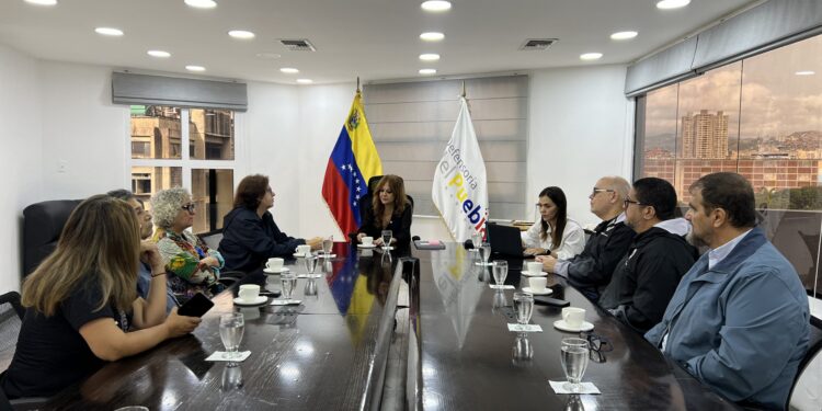 Defensoría y FAPUV trazan ruta de trabajo por derechos de profesores universitarios