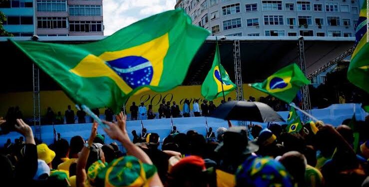 Brasil votará con una avalancha de «clones» de Lula y Bolsonaro