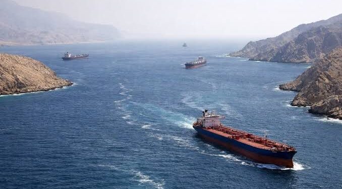 Irán autoriza el paso excepcional de petroleros iraquíes por el estrecho de Ormuz