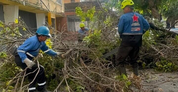 (+Videos) Brigadas de mantenimiento despliegan operativo de limpieza en Los Chaguaramos tras las recientes lluvias