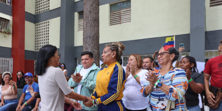 Pdta. Delcy Rodríguez : «cuando entregamos una vivienda a quienes están en los campamentos, esa es nuestra felicidad»