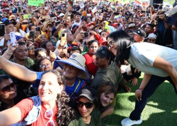 Delcy Rodríguez: “No le huimos a los problemas, damos la cara y resolvemos por ustedes, con ustedes”