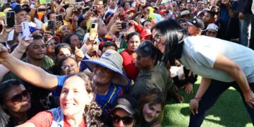 Delcy Rodríguez: “No le huimos a los problemas, damos la cara y resolvemos por ustedes, con ustedes”
