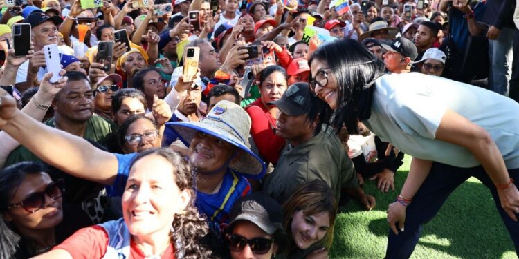 Delcy Rodríguez: “No le huimos a los problemas, damos la cara y resolvemos por ustedes, con ustedes”