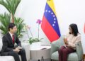 Presidenta Delcy Rodríguez sostiene encuentro con el embajador de China a propósito del 77° aniversario de la fundación de la nación asiática
