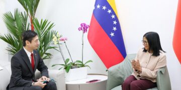 Presidenta Delcy Rodríguez sostiene encuentro con el embajador de China a propósito del 77° aniversario de la fundación de la nación asiática
