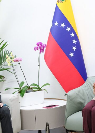Presidenta Delcy Rodríguez sostiene encuentro con el embajador de China a propósito del 77° aniversario de la fundación de la nación asiática