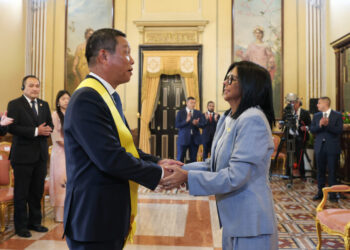 Presidenta Delcy Rodríguez condecora al embajador de Vietnam con la Orden Francisco de Miranda al culminar su misión en Venezuela