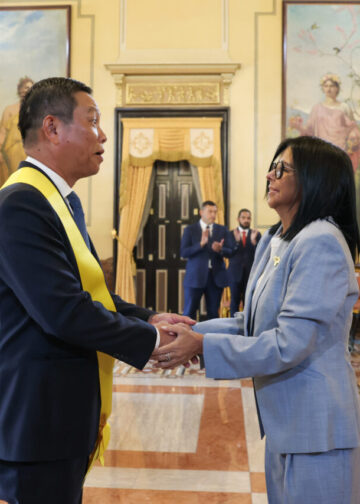 Presidenta Delcy Rodríguez condecora al embajador de Vietnam con la Orden Francisco de Miranda al culminar su misión en Venezuela