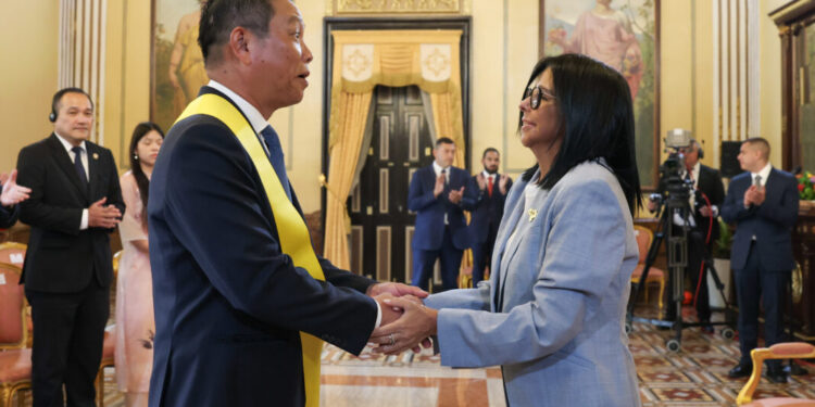 Presidenta Delcy Rodríguez condecora al embajador de Vietnam con la Orden Francisco de Miranda al culminar su misión en Venezuela