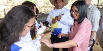 Presidenta Delcy Rodríguez destaca encadenamiento productivo entre el Estado y las comunas durante visita a centro agropecuario en Miranda
