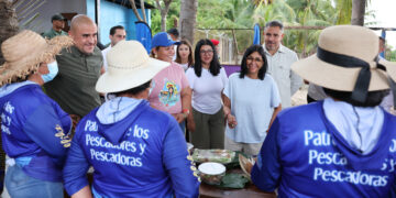 Gobierno Nacional y regional evalúan planes de fortalecimiento pesquero en visita de la Presidenta a planta «Mujeres del Mar»