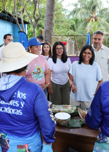 Gobierno Nacional y regional evalúan planes de fortalecimiento pesquero en visita de la Presidenta a planta «Mujeres del Mar»