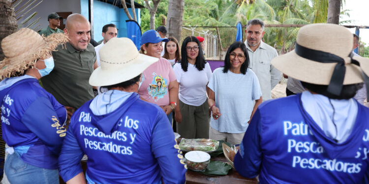 Gobierno Nacional y regional evalúan planes de fortalecimiento pesquero en visita de la Presidenta a planta «Mujeres del Mar»