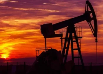 El Brent supera los 102 dólares por barril ante el bloqueo del estrecho de Ormuz