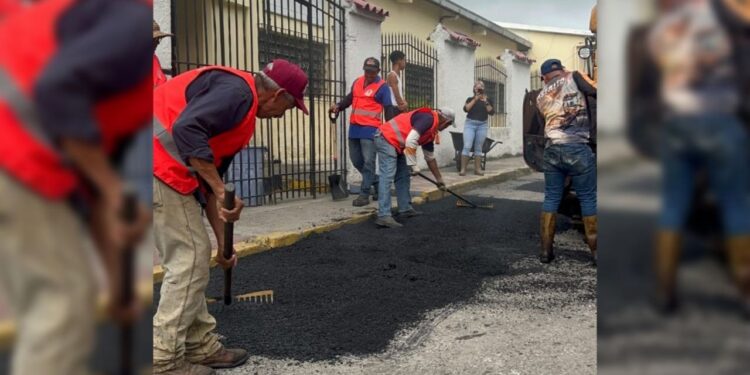 Colocan 570 toneladas de asfalto en La Matica de Los Teques