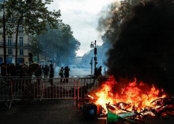 Contundente respuesta institucional: Francia decreta toques de queda focalizados tras una ola de disturbios y saqueos