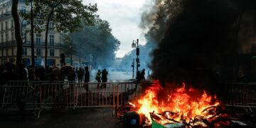 Contundente respuesta institucional: Francia decreta toques de queda focalizados tras una ola de disturbios y saqueos