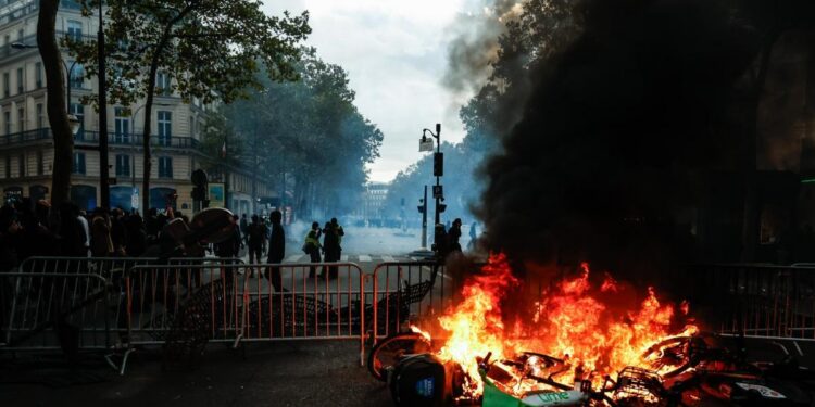 Contundente respuesta institucional: Francia decreta toques de queda focalizados tras una ola de disturbios y saqueos