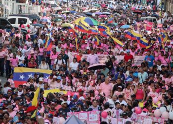 “La Venezuela guerrera es la Venezuela mujer”: Presidenta Delcy Rodríguez respalda marcha por la salud y la paz en el Mes Rosa