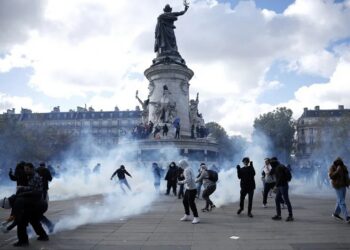 Protestas por mejoras educativas en Francia dejan alrededor de 1.800 detenidos tras represión policial