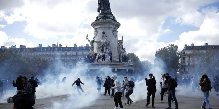 Protestas por mejoras educativas en Francia dejan alrededor de 1.800 detenidos tras represión policial