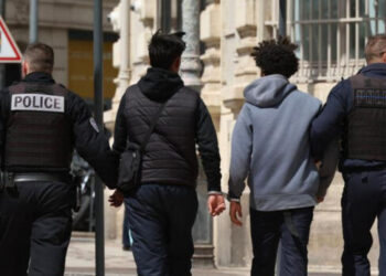 Francia amplía el toque de queda para menores no acompañados a Marsella y Burdeos