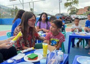 La Casita Azul brinda actividades recreativas a niños del refugio de la ETA 4 La Casita Azul brinda actividades recreativas a niños del refugio de la ETA