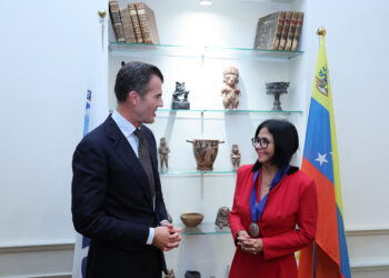 Presidenta Delcy Rodríguez recibe condecoración en la sede de la IILA como símbolo de amistad con Venezuela