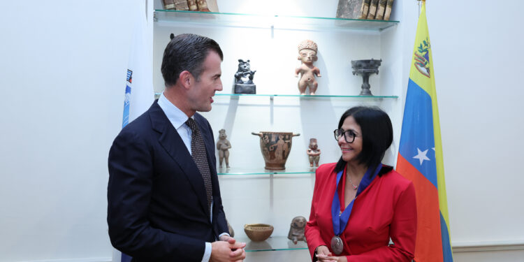 Presidenta Delcy Rodríguez recibe condecoración en la sede de la IILA como símbolo de amistad con Venezuela