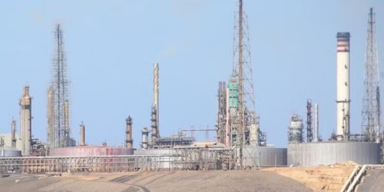 PDVSA reporta incendio controlado en la Refinería Cardón tras rotura de línea de gas