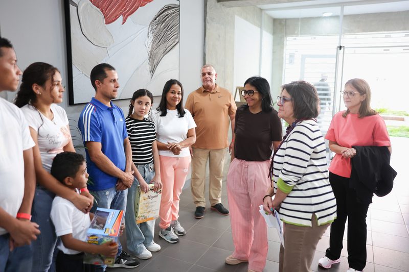 Presidenta Delcy Rodríguez entrega 564 viviendas a los afectados por el doble sismo 6 JC L2165