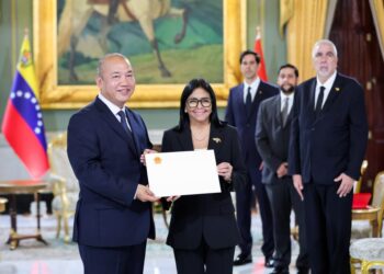 Embajador de Vietnam presenta cartas credenciales ante la presidenta Delcy Rodríguez