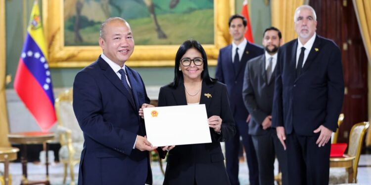 Embajador de Vietnam presenta cartas credenciales ante la presidenta Delcy Rodríguez