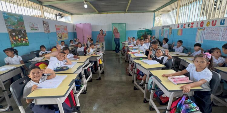 Gobernador de Lara y Viceministro de Educación entregaron la rehabilitación y dotación de la «Unidad Educativa Estadal Juan Landaeta» 