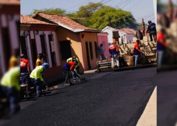 Gobernador de Falcón supervisa trabajos de asfaltado en Pantano Abajo
