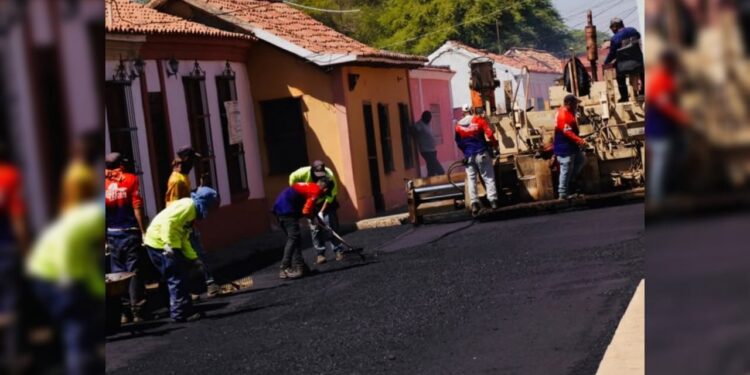 Gobernador de Falcón supervisa trabajos de asfaltado en Pantano Abajo