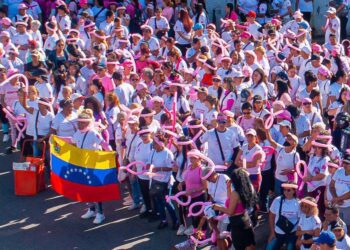 Caminata Rosa abre inscripciones con la entrega de un donativo por la vida en Los Teques
