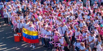 Caminata Rosa abre inscripciones con la entrega de un donativo por la vida en Los Teques