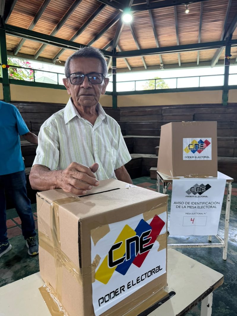 Gobernador del estado Lara ejerció su voto en la Consulta Nacional Popular 2026 4 WhatsApp Image 2026 10 18 at 1.54.08 PM 2