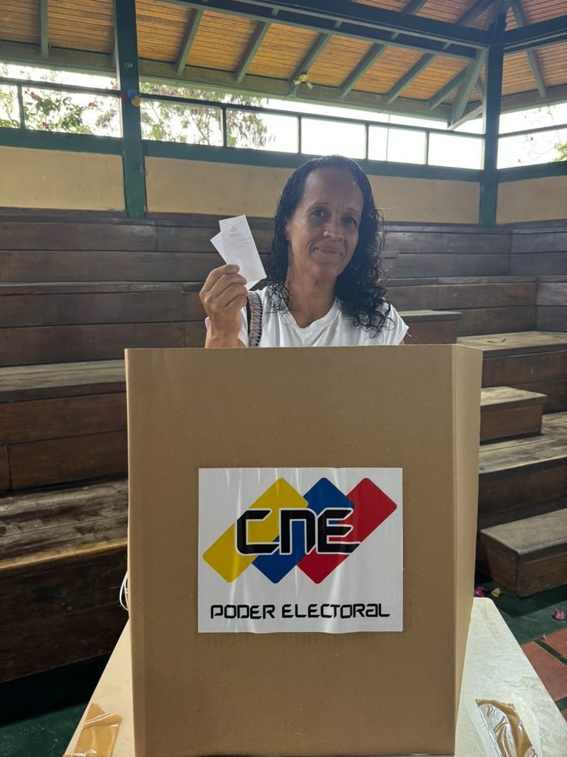 Gobernador del estado Lara ejerció su voto en la Consulta Nacional Popular 2026 2 WhatsApp Image 2026 10 18 at 1.54.08 PM 4