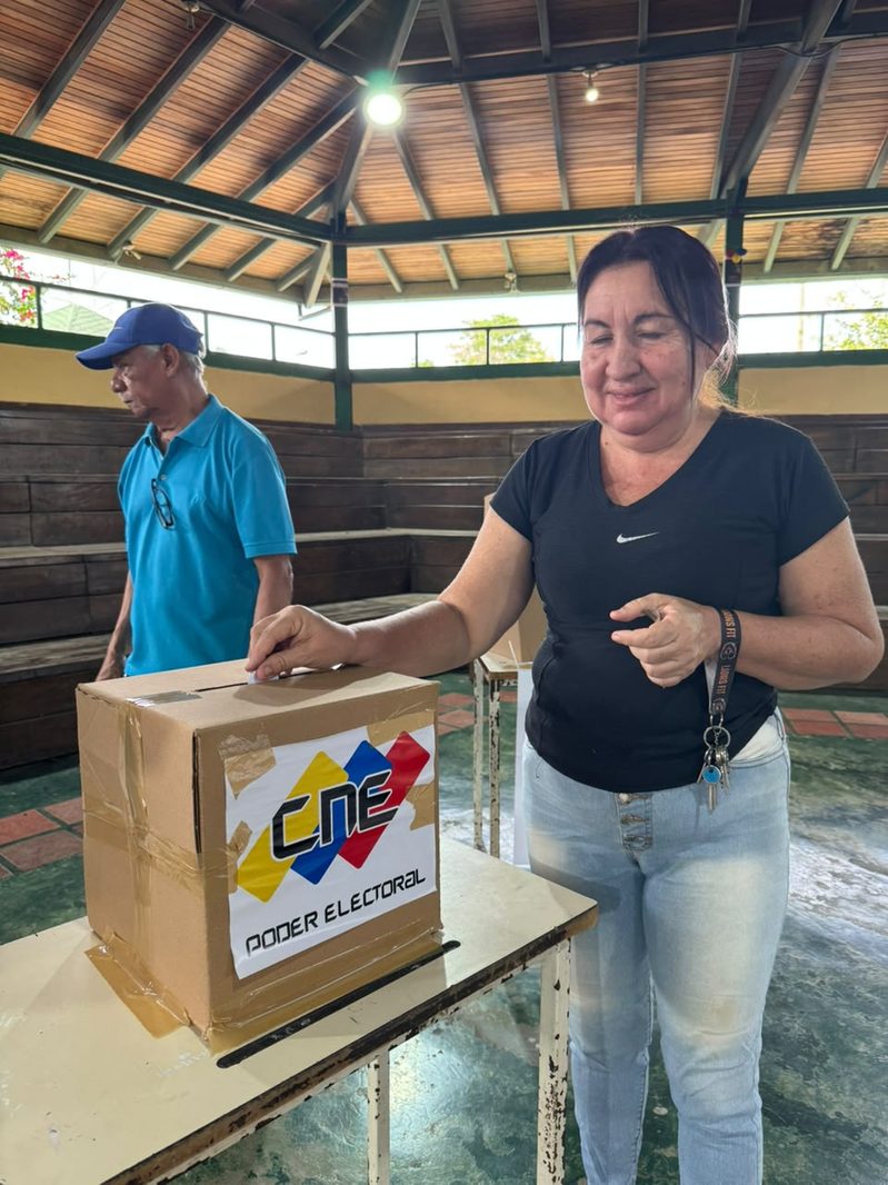 Gobernador del estado Lara ejerció su voto en la Consulta Nacional Popular 2026 6 WhatsApp Image 2026 10 18 at 1.54.08 PM