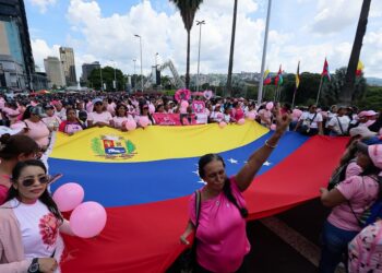 En fotos: Masiva movilización de mujeres recorrió las calles de Caracas en respaldo a la salud y a la paz del país