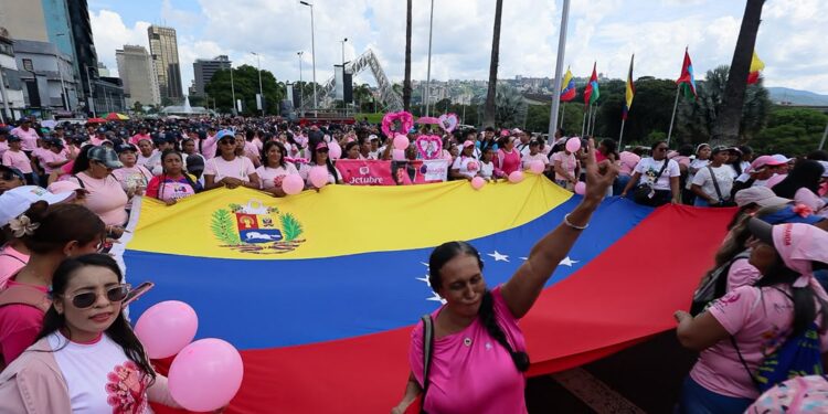 En fotos: Masiva movilización de mujeres recorrió las calles de Caracas en respaldo a la salud y a la paz del país