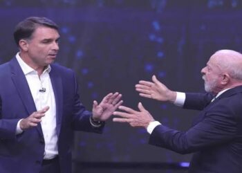 Lula y Flávio Bolsonaro chocan en un debate presidencialante la segunda vuelta