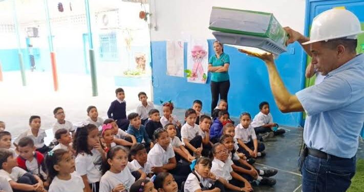 Ministerio de Energía Eléctrica promueve la eficiencia y el consumo responsable en escuelas de todo el país 1 Ministerio de Energía Eléctrica promueve la eficiencia y el consumo responsable en escuelas de todo el país