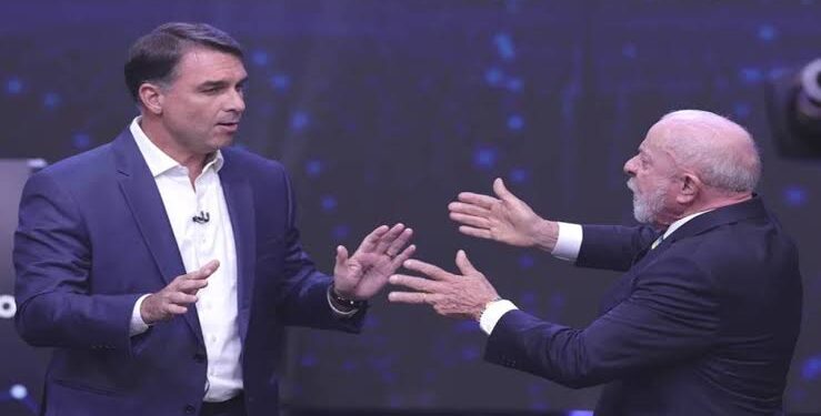 Lula y Flávio Bolsonaro chocan en un debate presidencialante la segunda vuelta