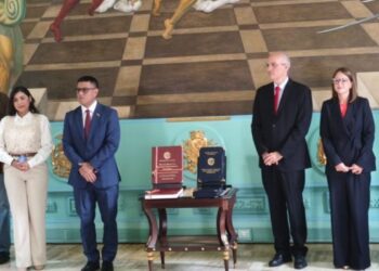 Ministro Ricardo Menéndez consignó ante la AN el paquete de leyes financieras para el ejercicio 2027